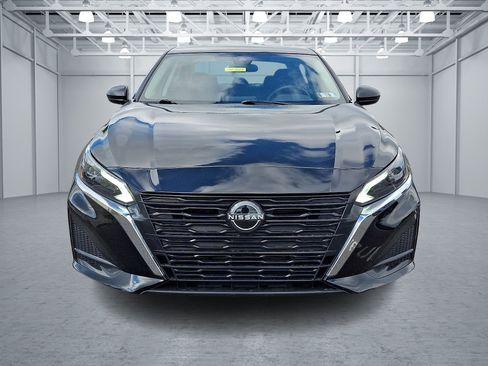 Used 2024 Nissan Altima 2.5 SV FWD image 2