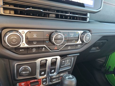 Used 2025 Jeep Wrangler Rubicon image 19