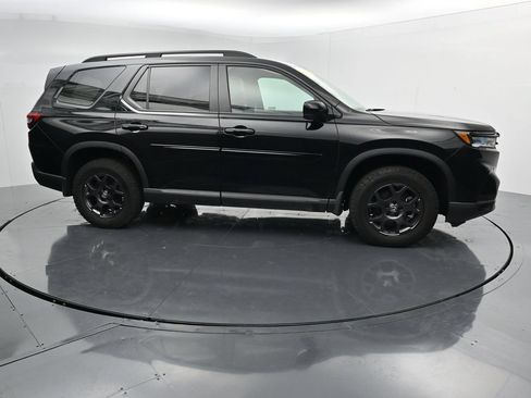 Used 2025 Honda Pilot TrailSport image 9
