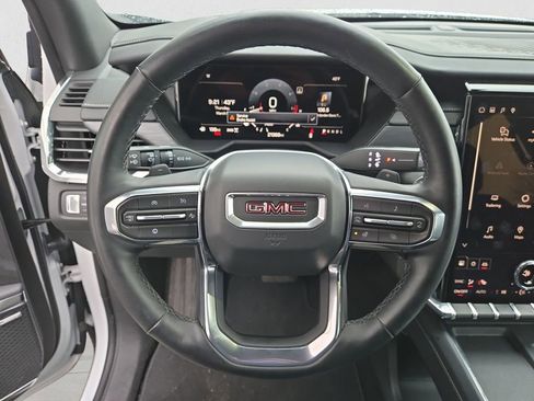 Used 2025 GMC Acadia Elevation image 13