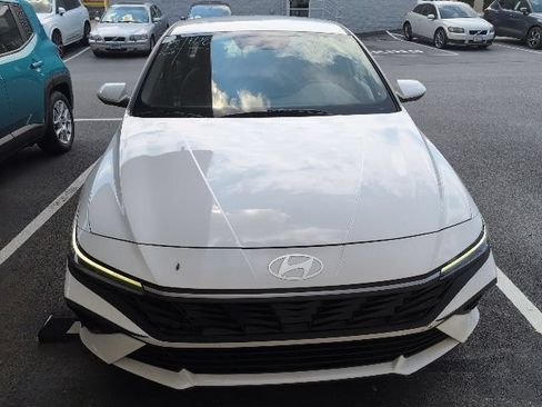 Used 2025 Hyundai Elantra SE FWD image 2