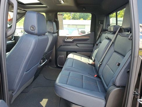 Used 2023 Chevrolet Silverado 1500 High Country w/ Technology Package image 10