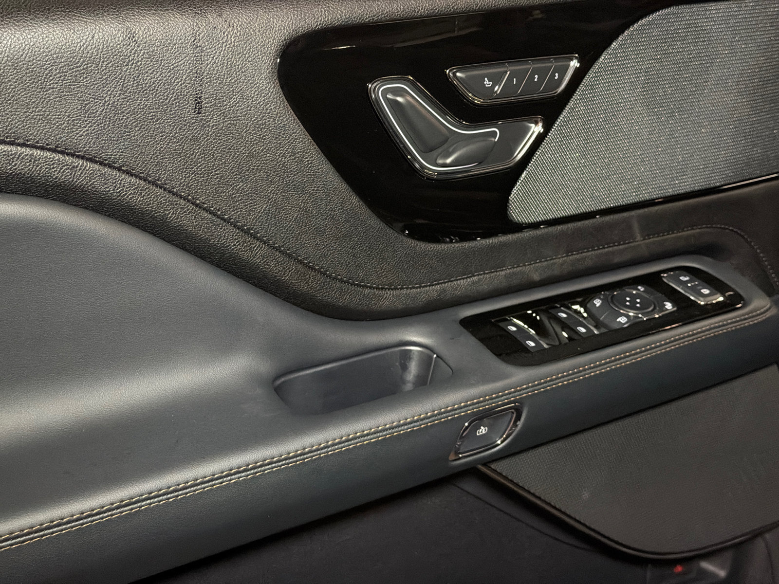 New 2027 Lincoln Aviator AWD image 19