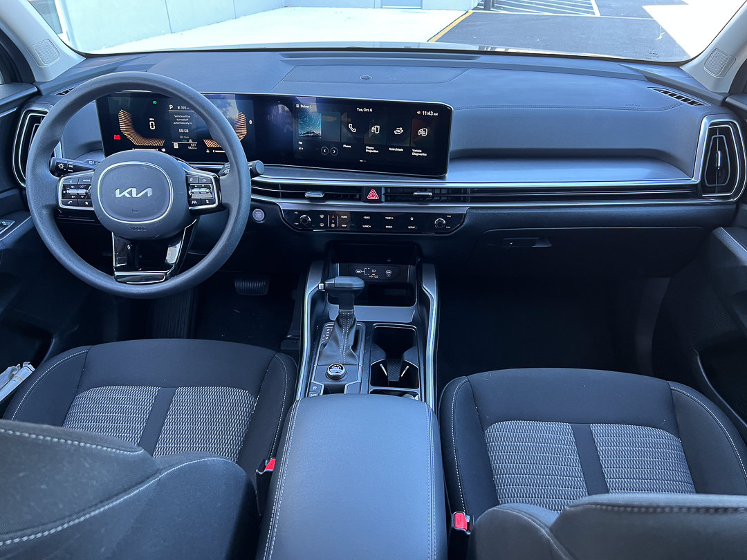 Certified 2025 Kia Sorento LX FWD image 28