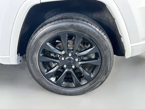 Used 2018 Jeep Grand Cherokee Altitude RWD image 34