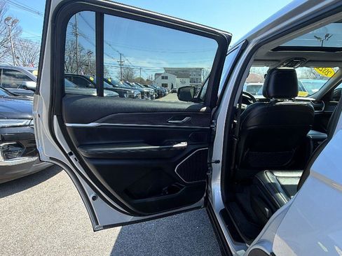 Used 2022 Jeep Grand Cherokee L Limited AWD/4WD image 35
