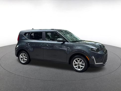 Used 2025 Kia Soul LX w/ LX Technology Package FWD image 2