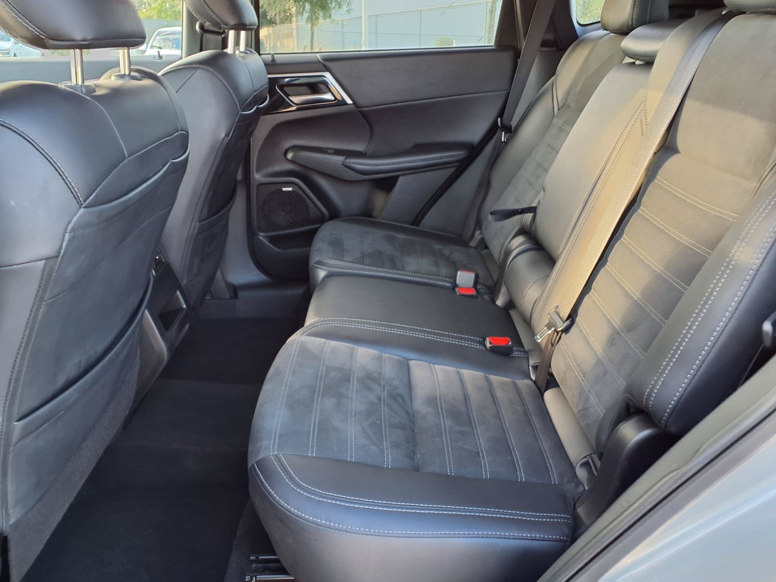 Used 2025 Mitsubishi Outlander SE FWD image 17