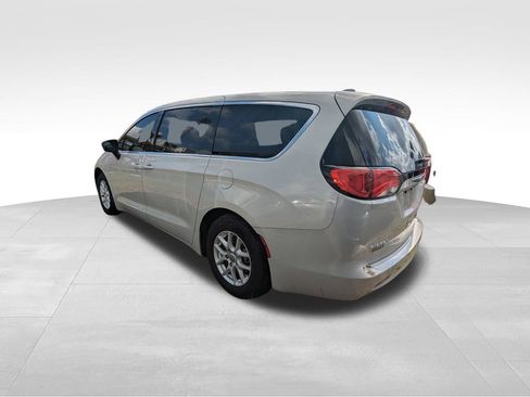 Used 2017 Chrysler Pacifica Touring image 3