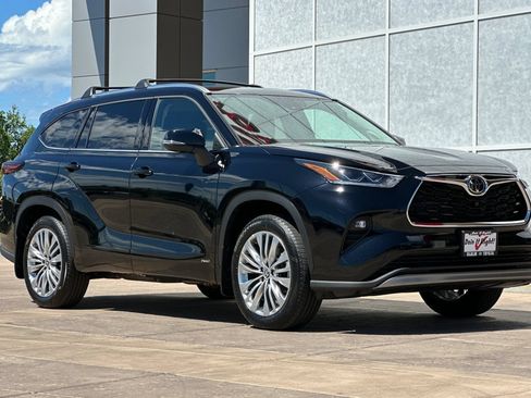 Used 2026 Toyota Highlander Platinum AWD/4WD image 2