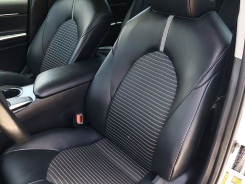 Used 2020 Toyota Camry SE FWD image 12