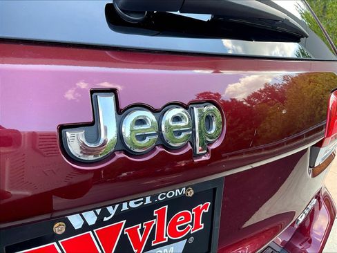 Used 2018 Jeep Grand Cherokee Laredo AWD/4WD image 23