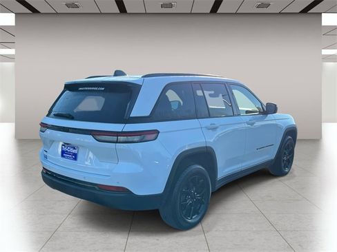 Used 2024 Jeep Grand Cherokee Altitude image 3