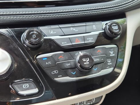 Used 2023 Chrysler Pacifica Touring-L image 30