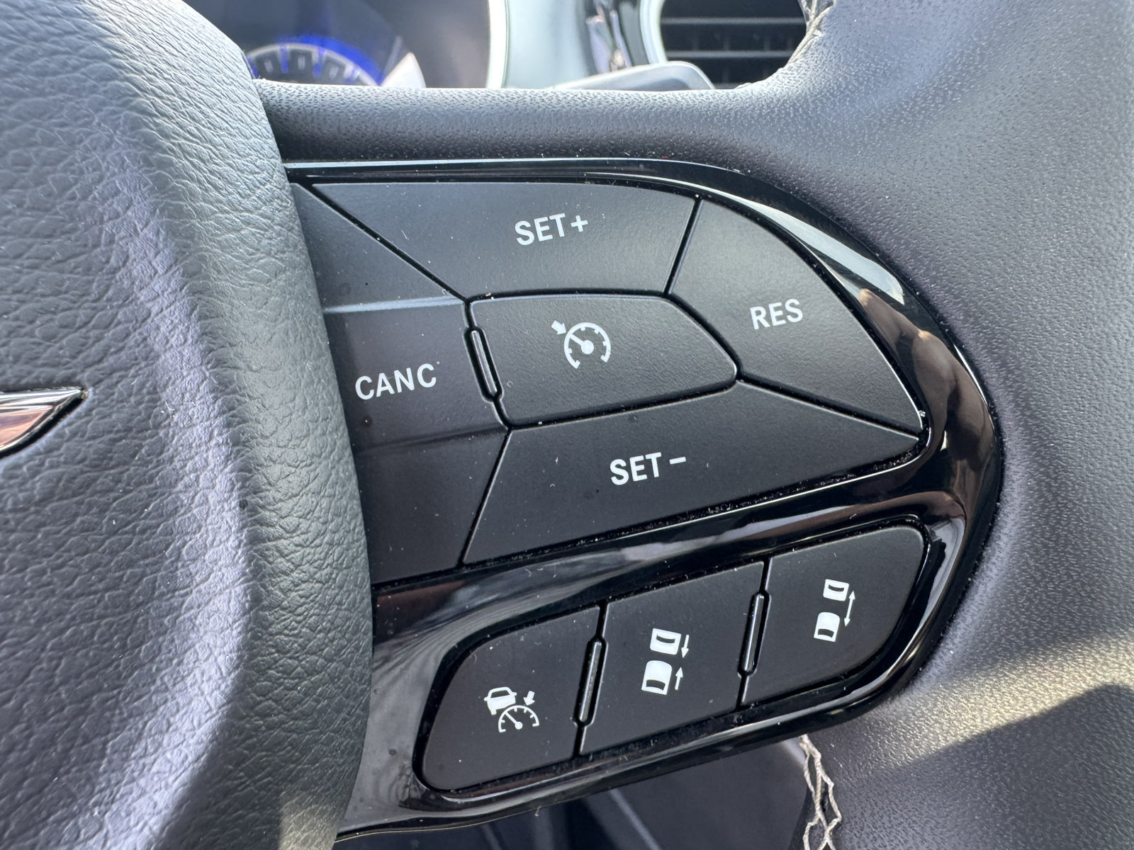 Used 2025 Chrysler Pacifica Limited FWD image 34