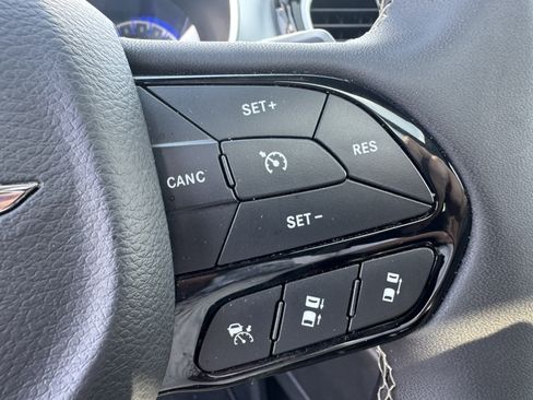 Used 2025 Chrysler Pacifica Limited FWD image 34