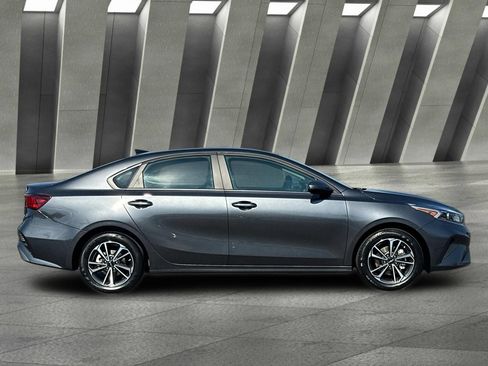 Used 2024 Kia Forte LXS w/ LXS Technology Package FWD image 2