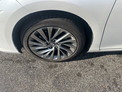 Used 2025 Lexus ES 300h w/ Luxury Package image 9