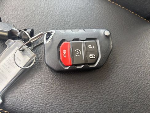 Used 2025 Jeep Wrangler Unlimited Sahara AWD/4WD image 21