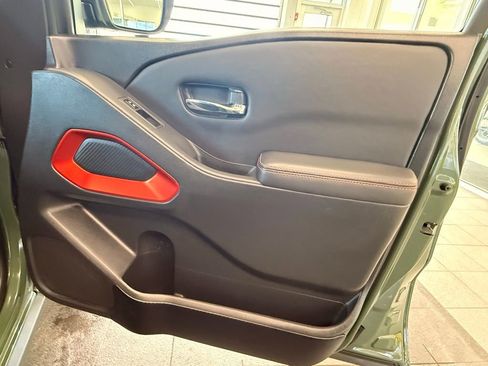 Used 2022 Nissan Frontier PRO-4X image 37