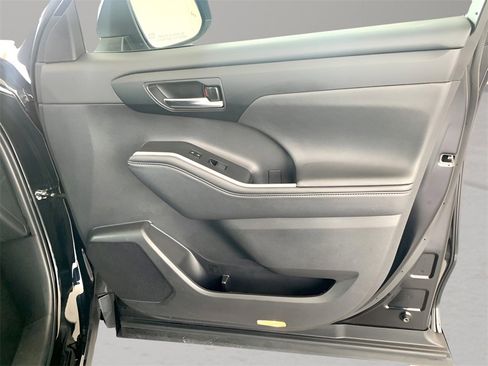 Used 2024 Toyota Highlander XLE image 31