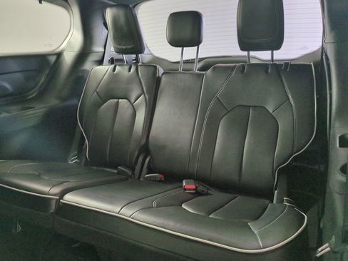 Used 2025 Chrysler Pacifica Limited image 15