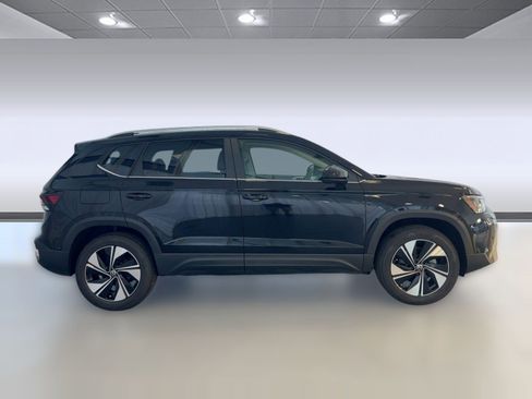 New 2026 Volkswagen Taos SE image 8
