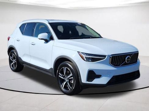 Certified 2025 Volvo XC40 B5 Core image 1