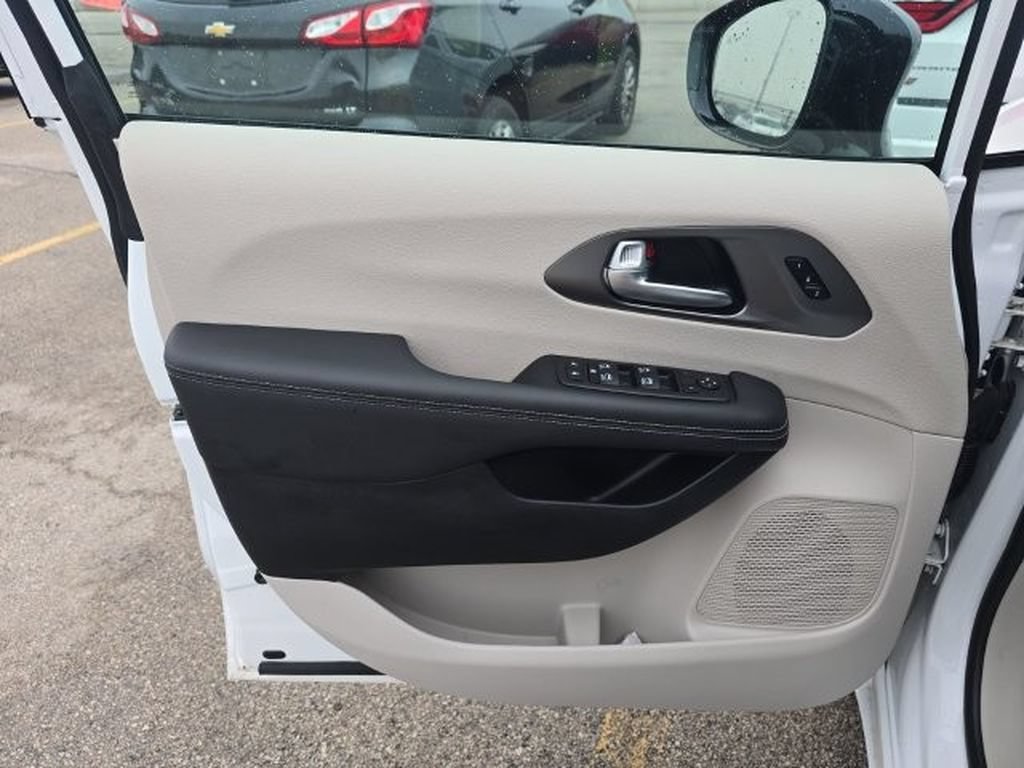 Used 2024 Chrysler Pacifica Touring-L w/ Uconnect Theater Family Group AWD/4WD image 7