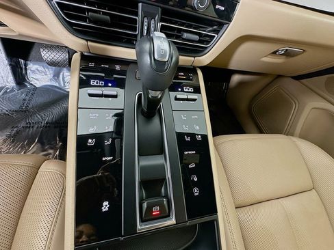 Certified 2023 Porsche Macan AWD/4WD image 19