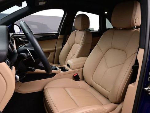 Certified 2023 Porsche Macan AWD/4WD image 5