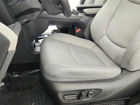 Used 2024 Toyota Sienna XLE image 23