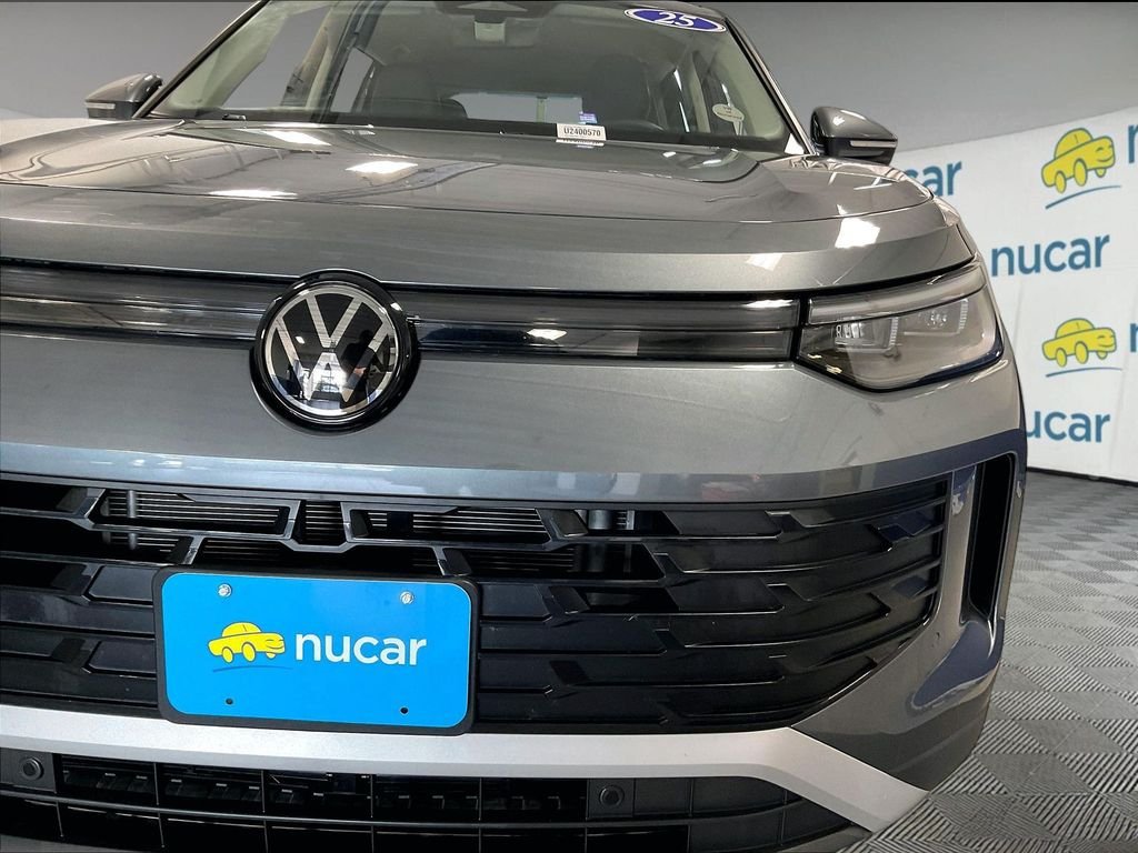 Used 2025 Volkswagen Tiguan SE AWD/4WD image 32