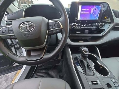 Used 2023 Toyota Highlander XLE image 7
