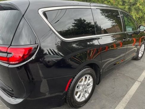 Used 2025 Chrysler Pacifica Select FWD image 4