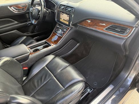 Used 2017 Lincoln Continental Select w/ Climate Package image 10