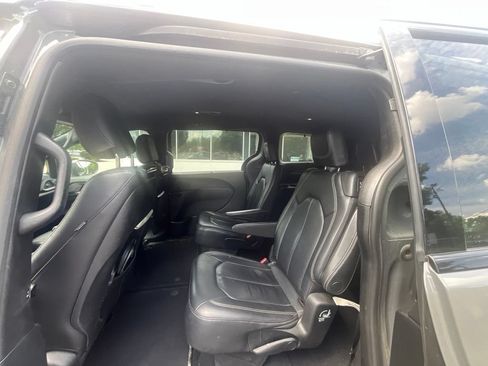 Used 2020 Chrysler Pacifica Touring-L w/ Advanced Safetytec Group AWD/4WD image 8