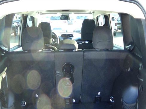 Used 2018 Jeep Renegade Latitude w/ Popular Equipment Group image 11