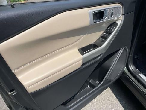 Used 2022 Ford Explorer Limited image 19