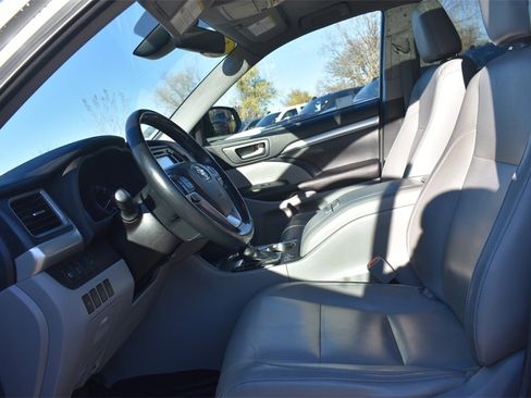 Used 2017 Toyota Highlander XLE image 27