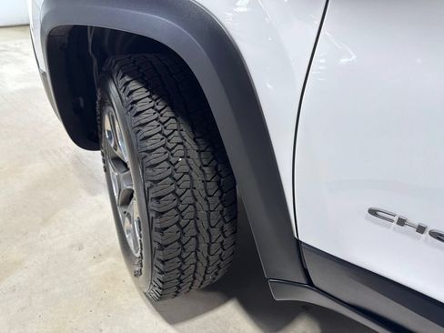 Used 2019 Jeep Cherokee Trailhawk AWD/4WD image 3