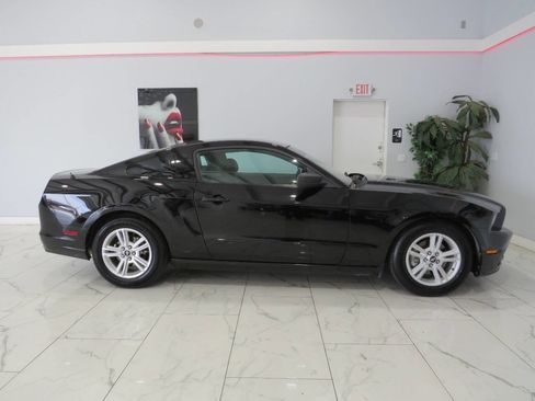 Used 2014 Ford Mustang Coupe RWD image 3