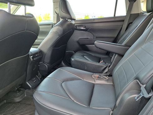Used 2023 Toyota Highlander XLE image 13