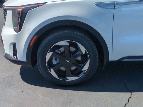 Certified 2025 Kia Sorento EX FWD image 11