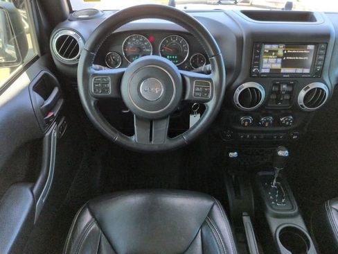 Used 2017 Jeep Wrangler Unlimited Rubicon w/ Cold Weather Group image 16