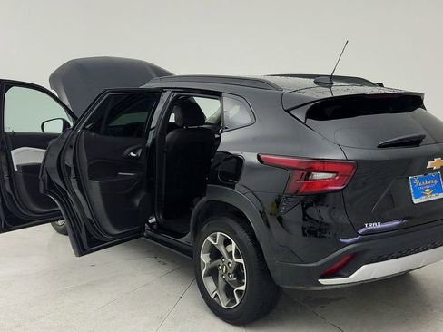 Used 2025 Chevrolet Trax LT FWD image 12