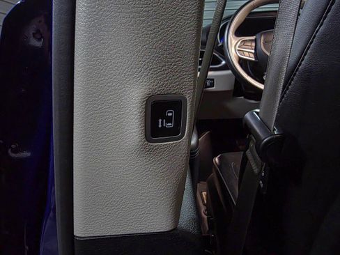 Used 2020 Chrysler Pacifica Limited image 20