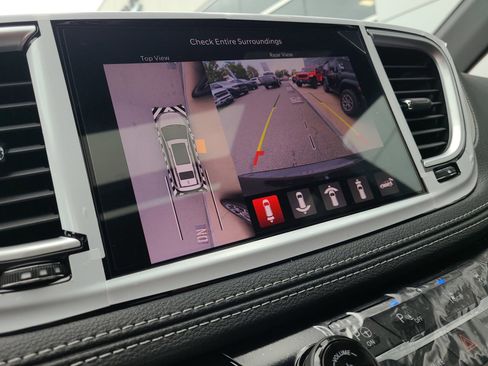 New 2023 Chrysler Pacifica Limited w/ Uconnect Theater Family Group image 28