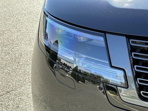New 2025 Land Rover Range Rover Long Wheelbase SE image 9