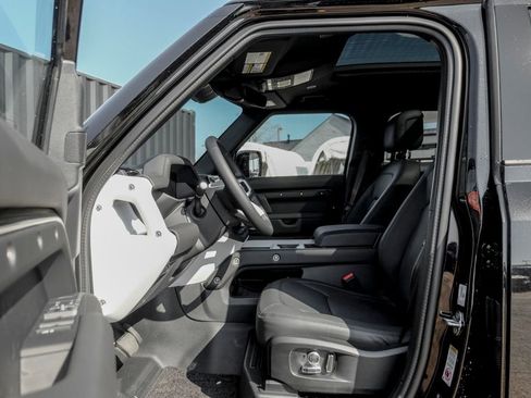 Used 2025 Land Rover Defender 130 X-Dynamic SE image 10
